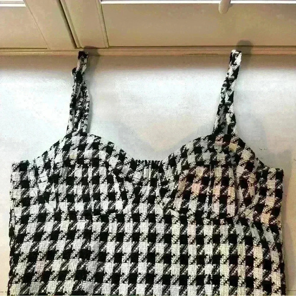 Stradivarius cropped top in black and white tweed - Picture 2 of 5